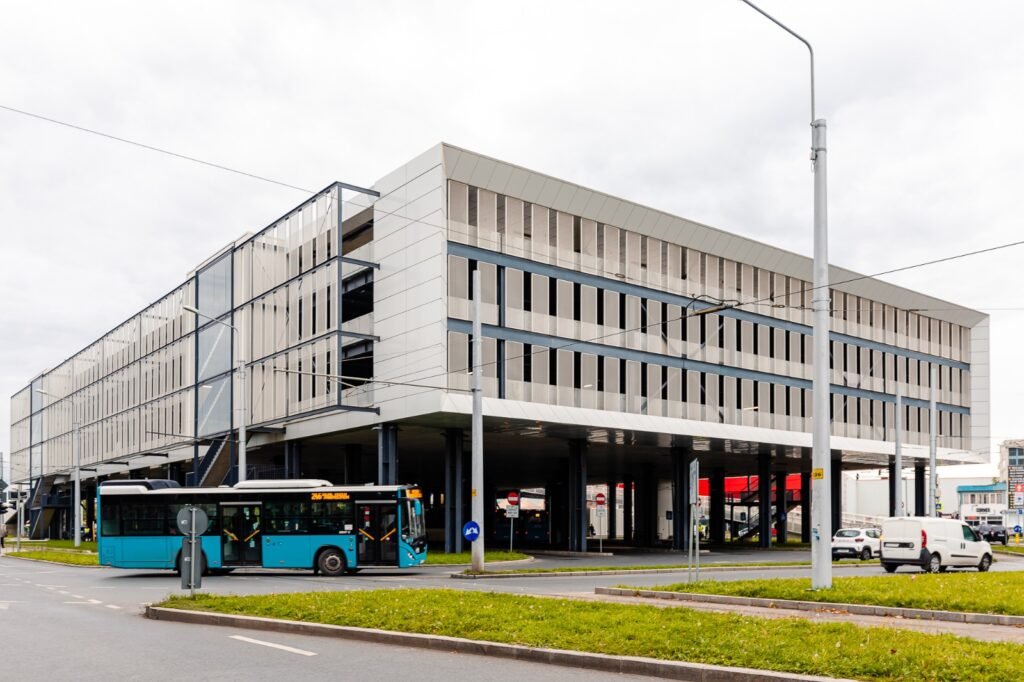 Parcarea supraterană de pe Șoseaua Pantelimon intră în administrare oficială și va deveni parcare publică cu plată. În prezent este depozit de gunoaie și mașini abandonate