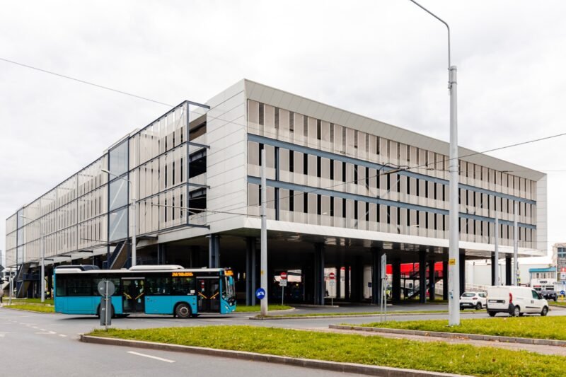 Parcarea supraterană de pe Șoseaua Pantelimon intră în administrare oficială și va deveni parcare publică cu plată. În prezent este depozit de gunoaie și mașini abandonate