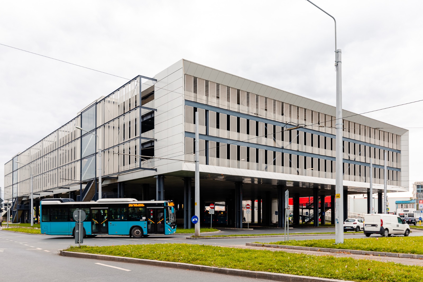 Parcarea supraterană de pe Șoseaua Pantelimon intră în administrare oficială și va deveni parcare publică cu plată. În prezent este depozit de gunoaie și mașini abandonate