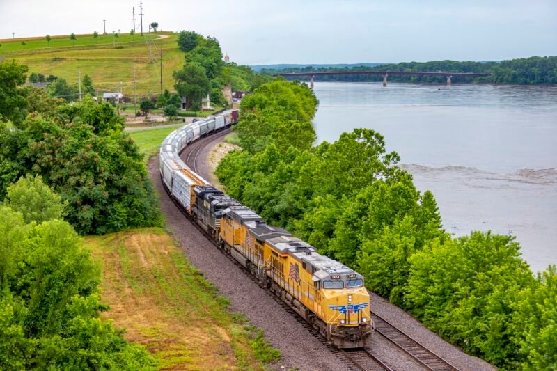 Fuziunea Union Pacific–Norfolk Southern promite o rețea feroviară transcontinentală unică cu costuri mai mici și competiție sporită în transportul de marfă din SUA
