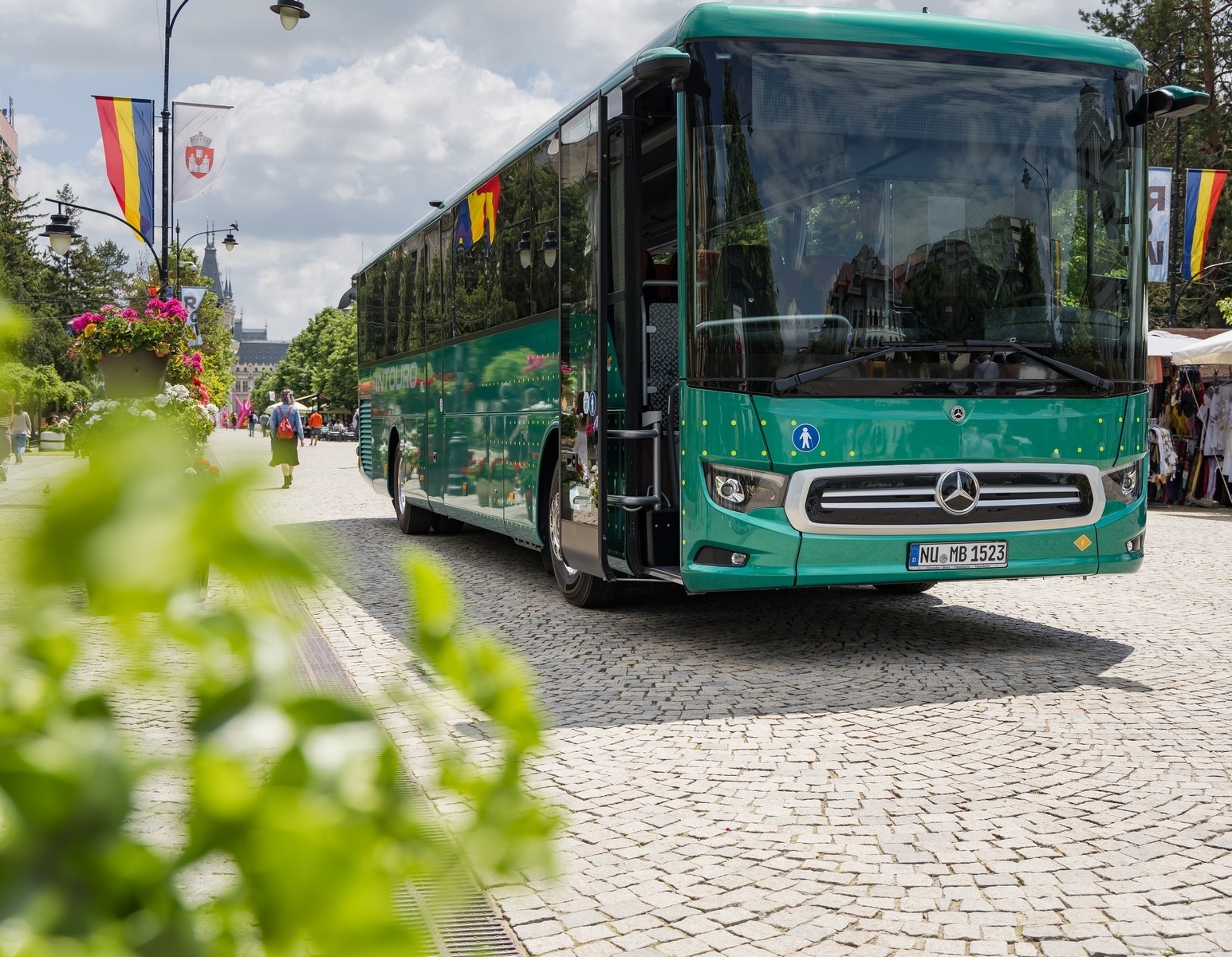 Noul autobuz electric Mercedes‑Benz eIntouro a fost prezentat la Iași, cu autonomie de până la 500 km și încărcare ultra‑rapidă