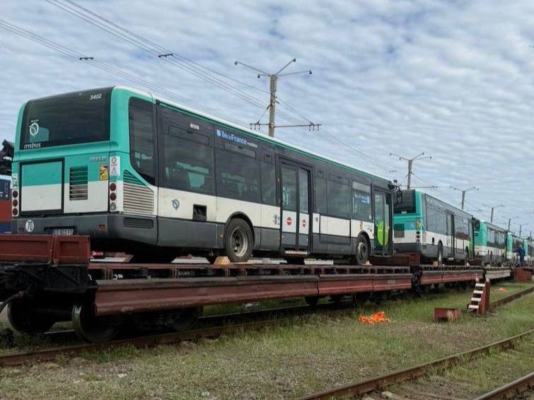 Ukrzaliznytsia a adus în Ucraina 30 de autobuze donate de orașul Paris pentru regiunea Kiev