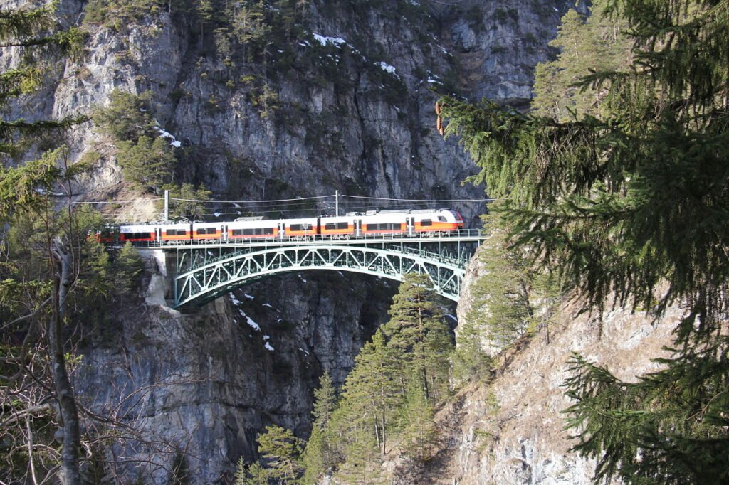 Karwendelbahn intră în blocaj total patru zile pentru lucrări intense de întreținere, cu autobuze în locul trenurilor între Innsbruck și Mittenwald