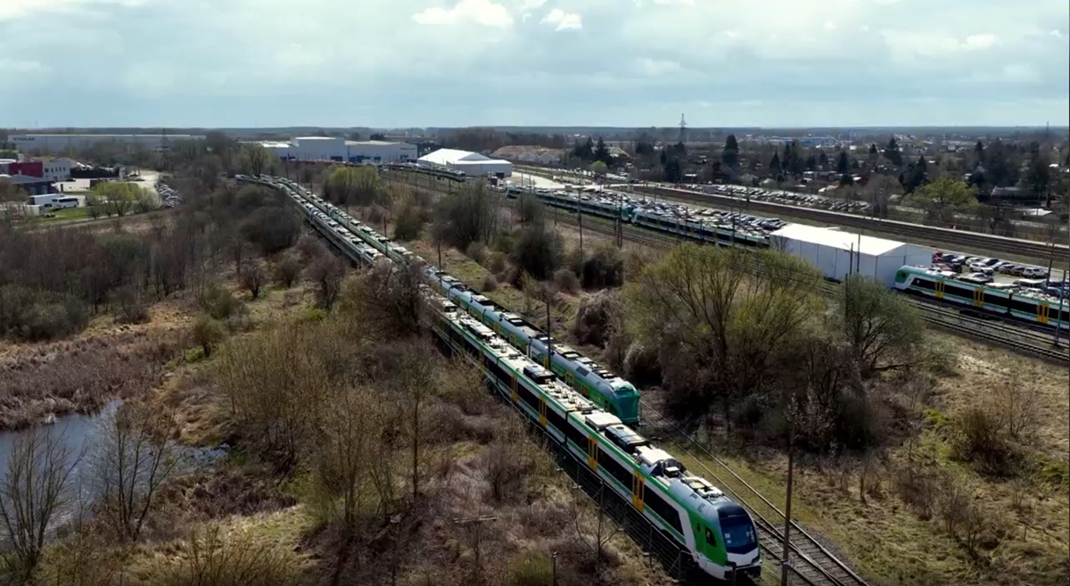 Stadler produce câte un tren FLIRT pe săptămână pentru Koleje Mazowieckie ajungând la 35 de unități aliniate pe 3,5 km de linii în Siedlce