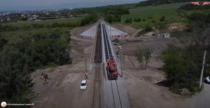 CFR Infrastructura Craiova montează linia de contact pe firul I al Viaductului Cârcea intrând în etapa finală pentru probe și redeschiderea circulației pe ambele fire
