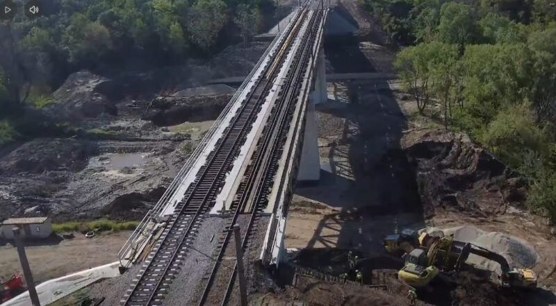 Lucrările de reconstrucție la Viaductul Cârcea avansează, tot mai aproape de reluarea circulației pe ambele fire între Banu Mărăcine și Malu Mare