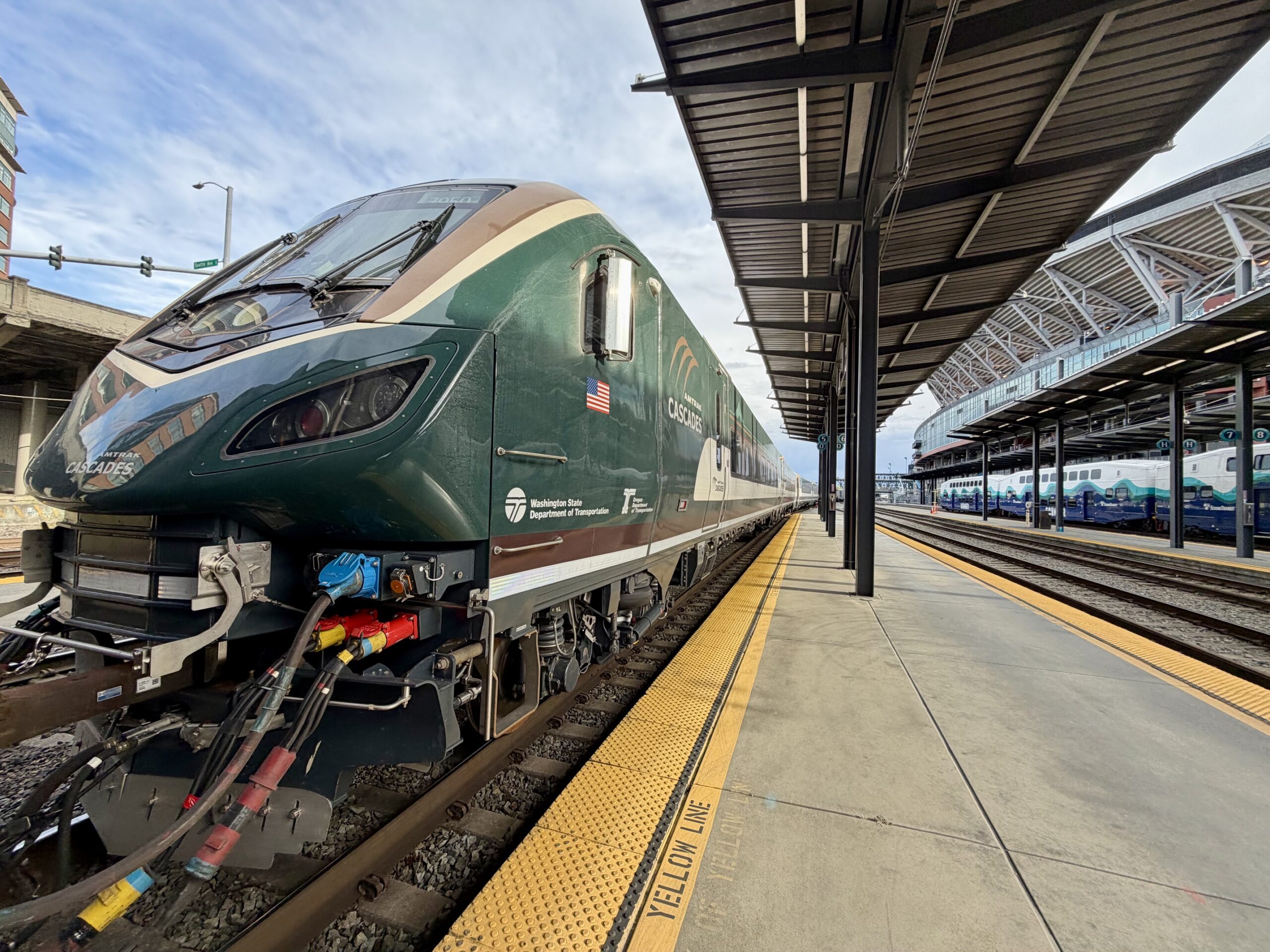 Amtrak finalizează trei etape majore de testare pentru primul tren Airo dedicat serviciului Cascades marcând un pas decisiv pentru modernizarea transportului feroviar în Pacific Northwest