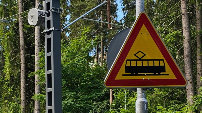 Tampere clarifică marcajele trecerilor pietonale care traversează linia de tramvai pentru a crește siguranța și vizibilitatea