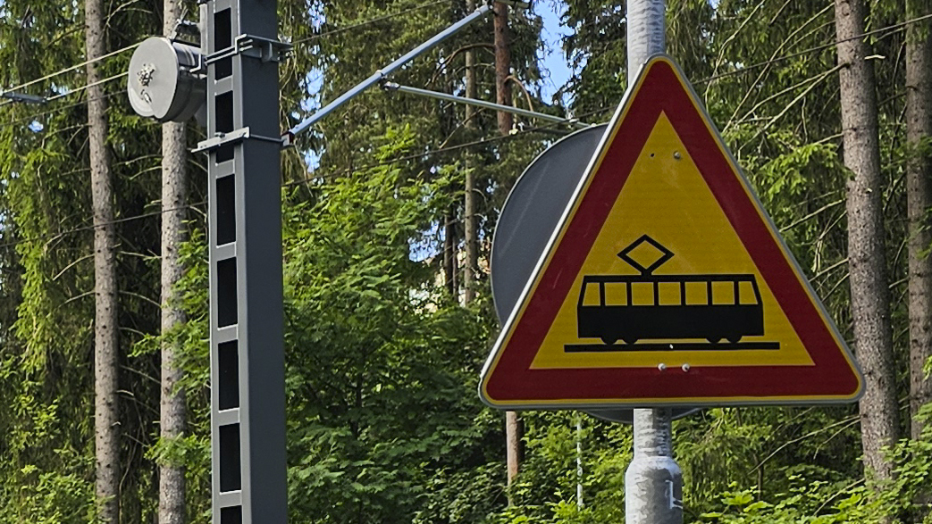 Tampere clarifică marcajele trecerilor pietonale care traversează linia de tramvai pentru a crește siguranța și vizibilitatea