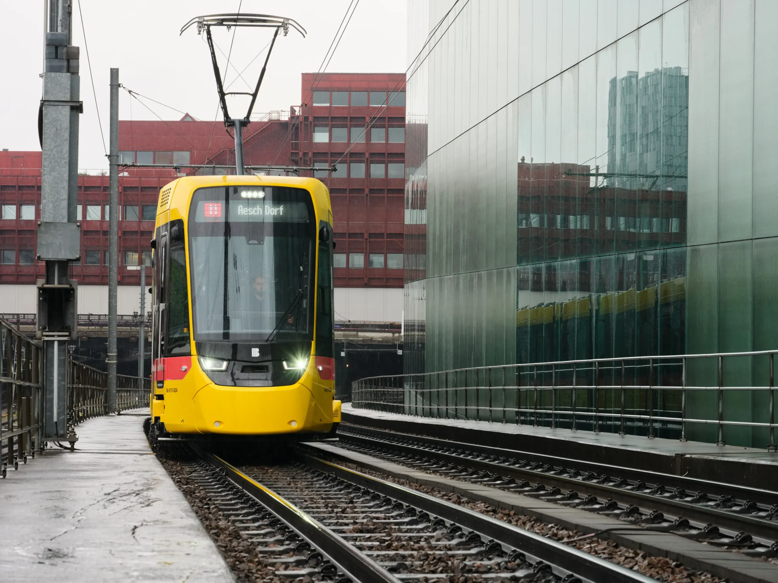 Stadler și BLT testează roți gumi‑federate pentru reducerea vibrațiilor la tramvaiele TINA din Basel
