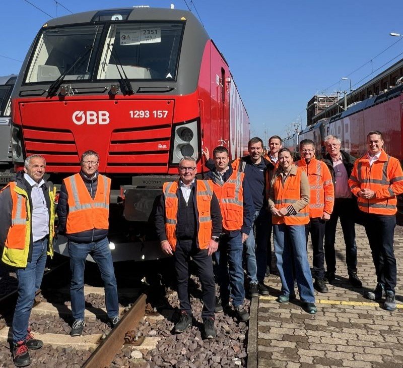 A 500‑a locomotivă Siemens Vectron pusă în funcțiune la uzina DB Fahrzeuginstandhaltung Dessau marchează un moment de referință pentru colaborarea cu ÖBB și Siemens