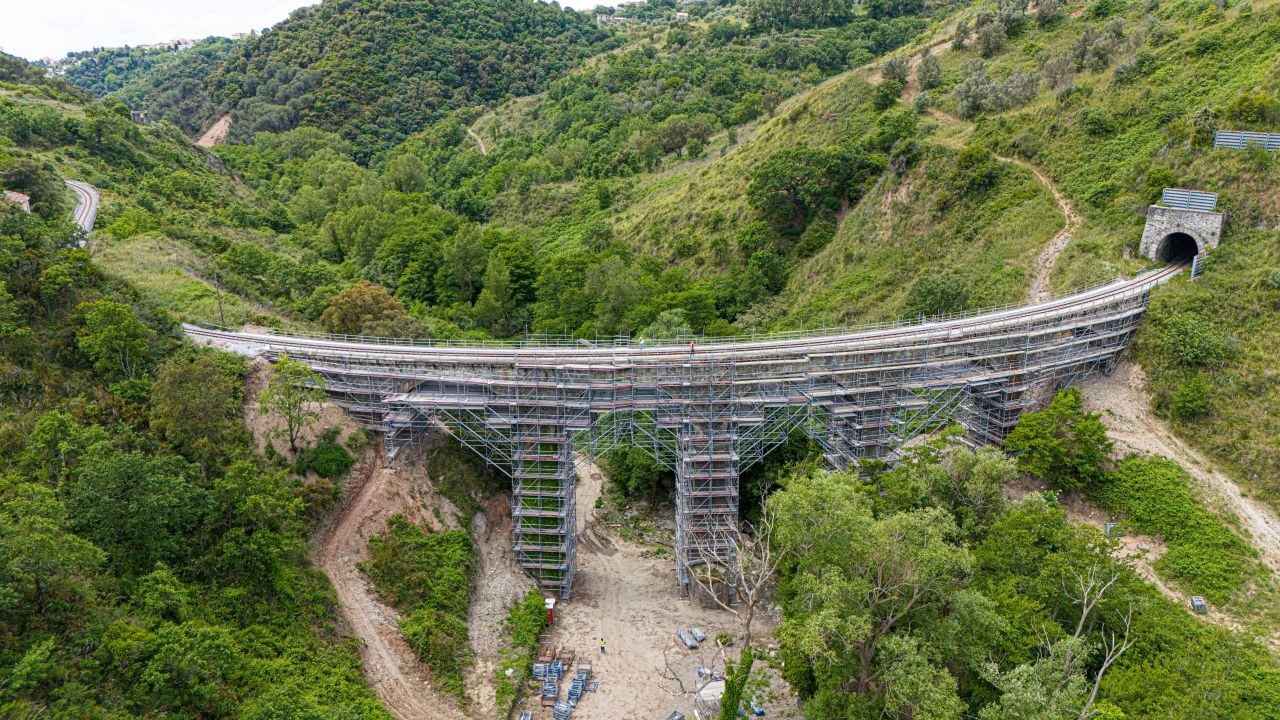 Salcef desfășoară lucrări complexe de întreținere și reabilitare structurală pe viaducte și poduri de pe linia Cosenza–Catanzaro Lido, inclusiv pe impresionantul viaduct Fiumarella