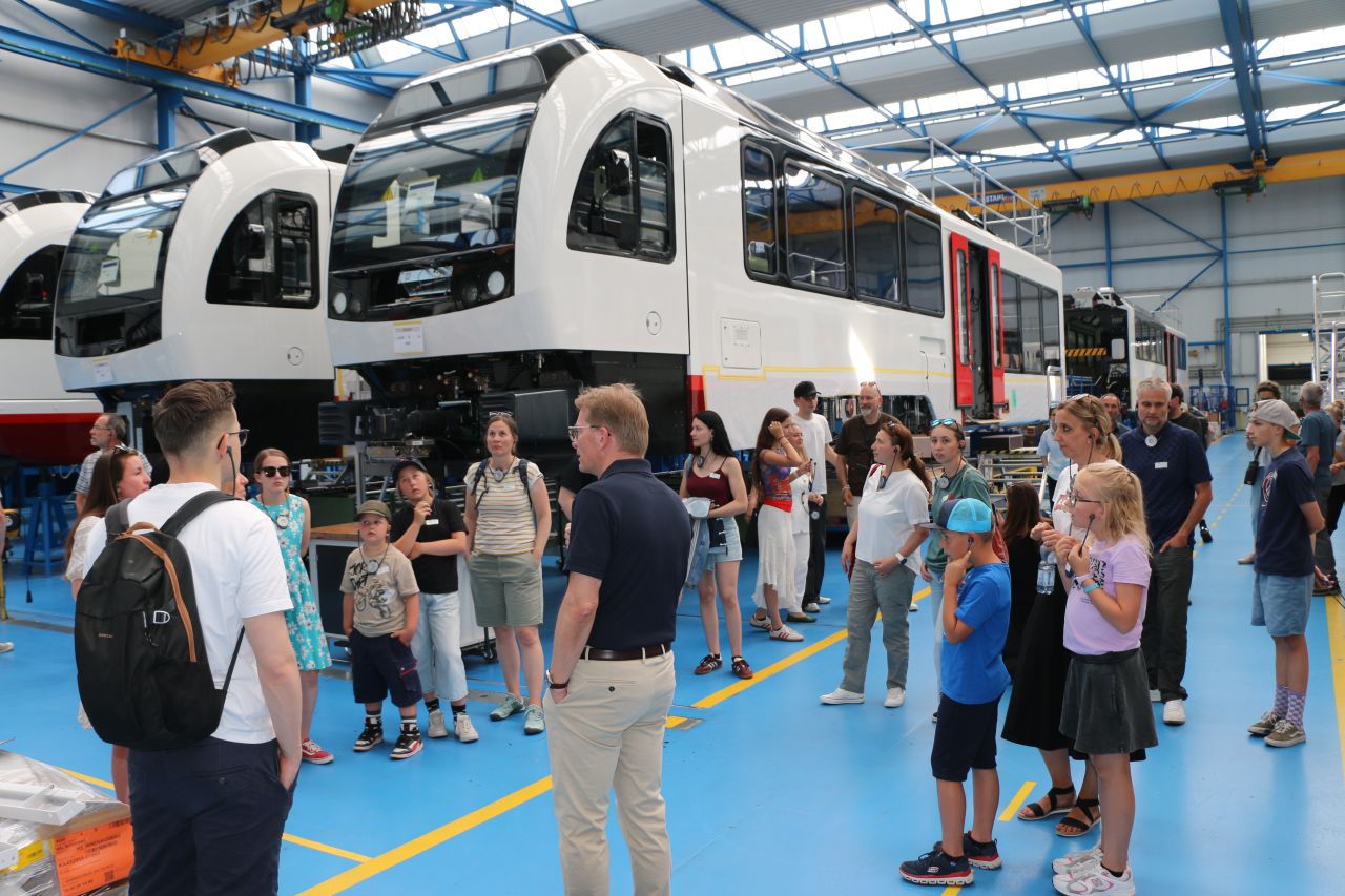 Stadler găzduiește 230 de angajați ai Zentralbahn la Bussnang și prezintă noile trenuri FINK aflate în producție