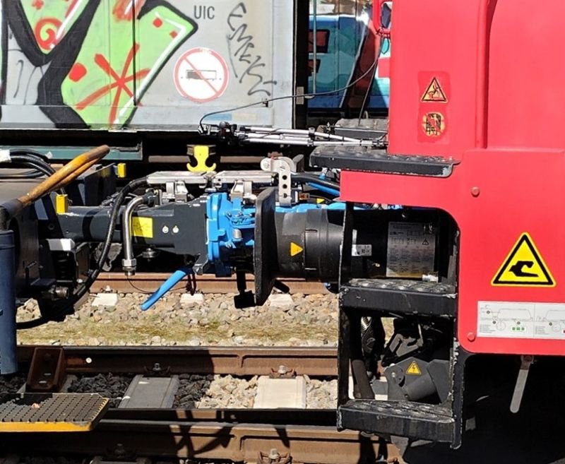 DB Cargo testează pentru prima dată cu succes cuplele hibride DAK pe o locomotivă BR 185 în mod digital și cu șurub