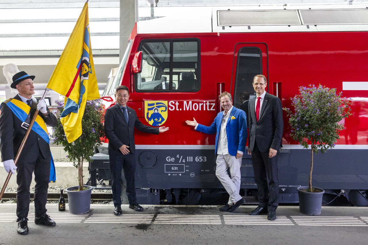 Rhätische Bahn semnează un parteneriat oficial cu Alishan Forest Railway din Taiwan și botează locomotiva 653 „St. Moritz”