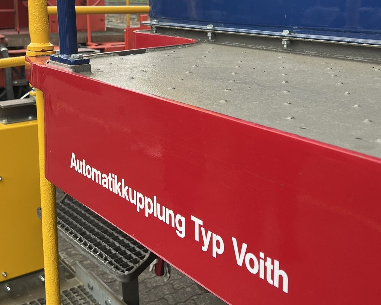 Primul sistem DAC autorizat pentru operare comercială în UE: 13 vagoane și o locomotivă cu cuple Voith CargoFlex intră în exploatare pe rețeaua WLE