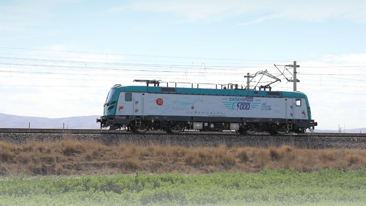 Locomotiva electrică E5000 marchează un moment istoric pentru industria feroviară din Turcia, reunind primele tehnologii complet dezvoltate la nivel național