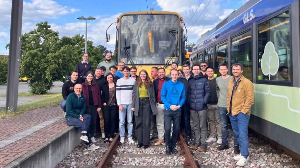 Discuție JuFo despre Smart City: digitalizarea mobilității urbane analizată într-o călătorie specială cu tramvaiul în Karlsruhe