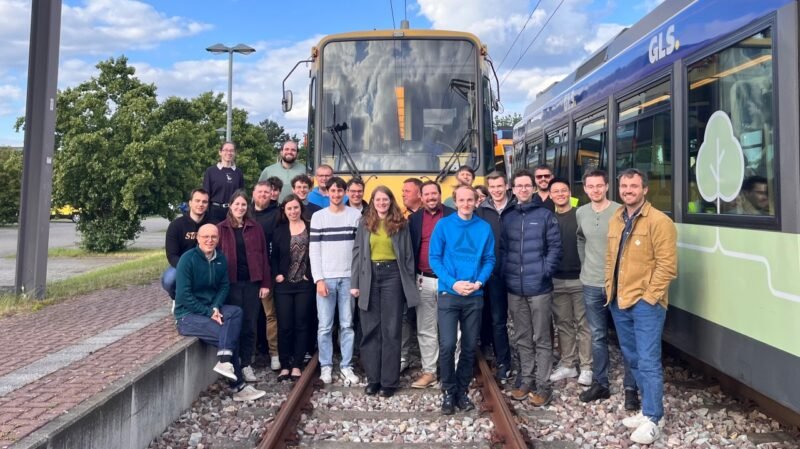 Discuție JuFo despre Smart City: digitalizarea mobilității urbane analizată într-o călătorie specială cu tramvaiul în Karlsruhe