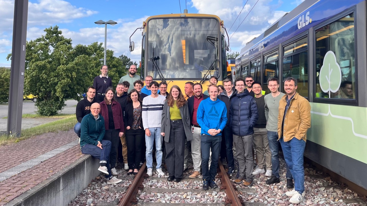 Discuție JuFo despre Smart City: digitalizarea mobilității urbane analizată într-o călătorie specială cu tramvaiul în Karlsruhe