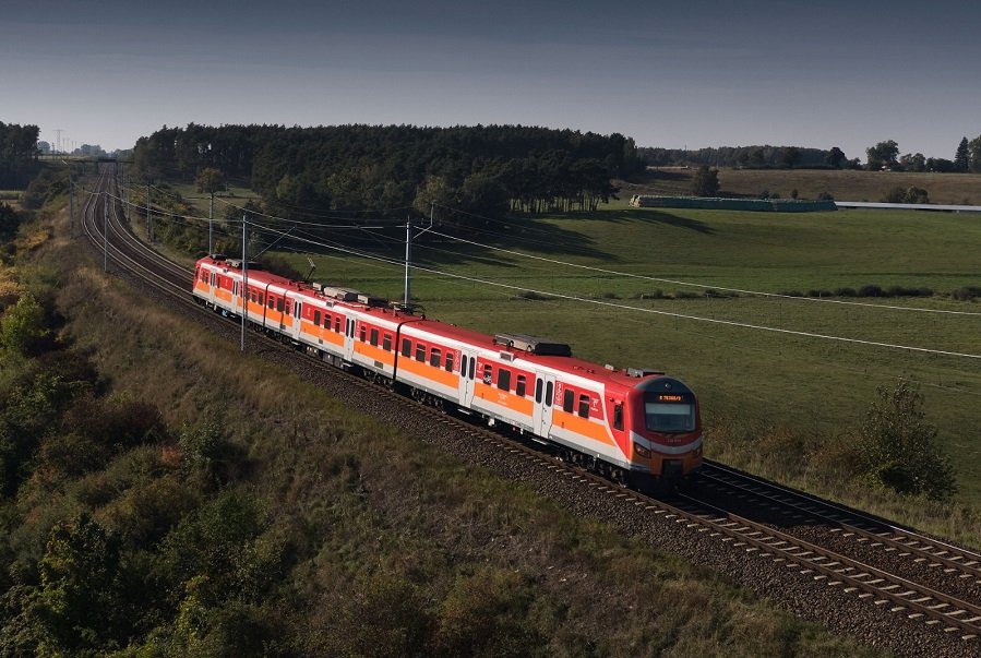 După 33 de ani, trenurile revin la Łomża: POLREGIO introduce noi curse, inaugurează stații și ajustează orarul pe întreg Podlasia