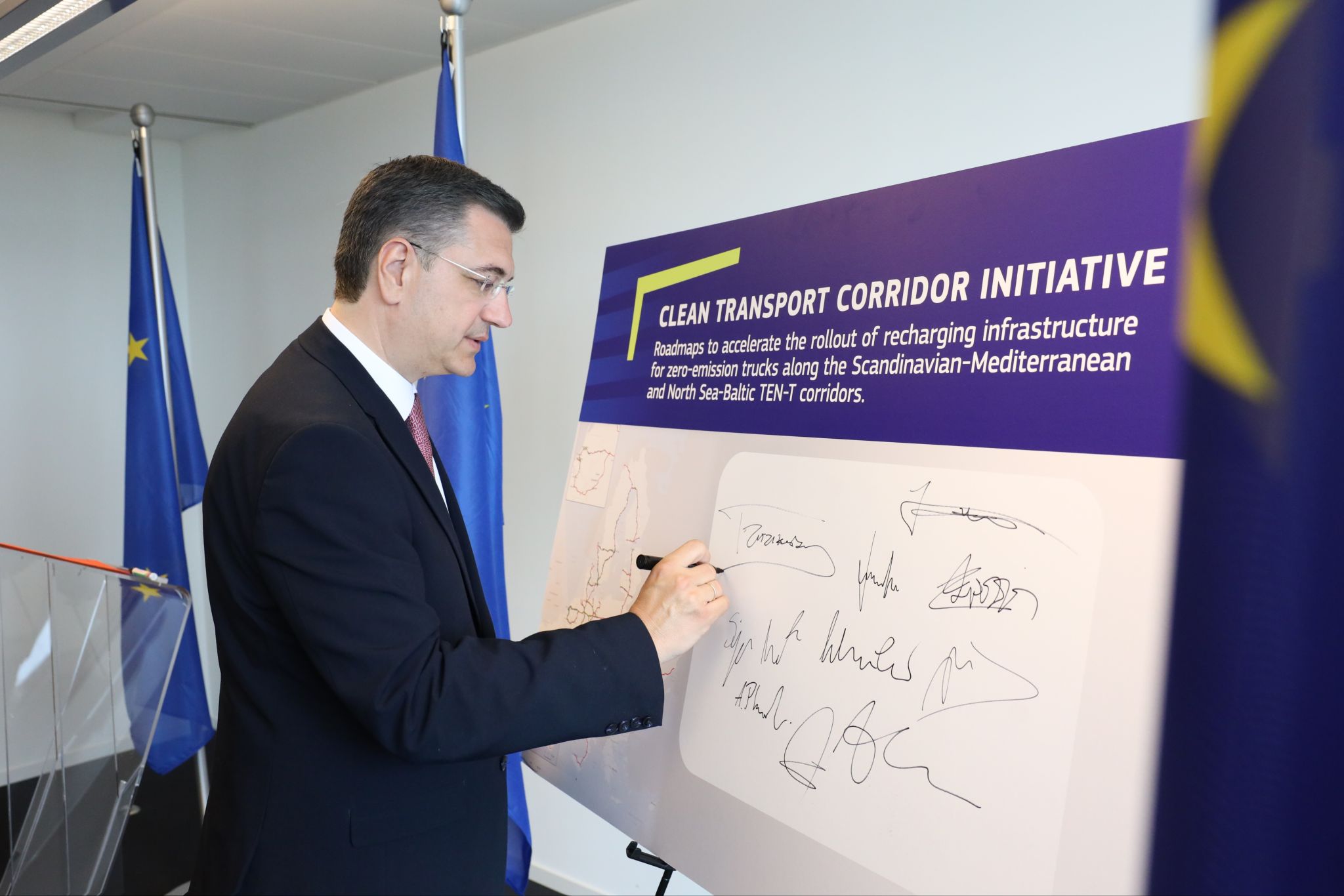 UE face un pas decisiv pentru testarea transfrontalieră a vehiculelor autonome și pentru dezvoltarea coridoarelor de încărcare pentru camioane zero‑emisii