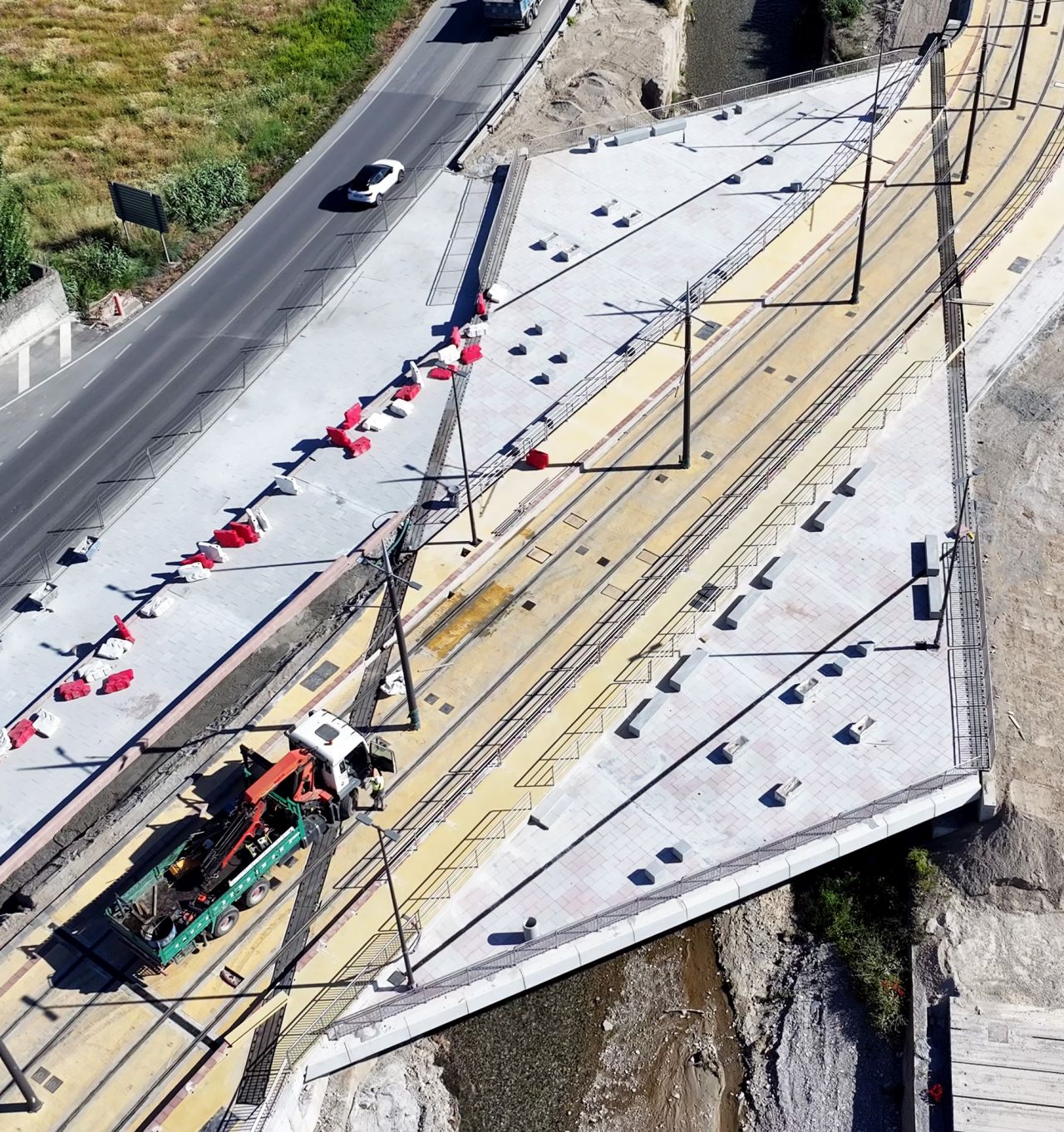 Lucrările la prelungirea sudică a metroului din Granada avansează, cu noul viaduct peste râul Dílar integrat în peisaj și în mobilitatea urbană