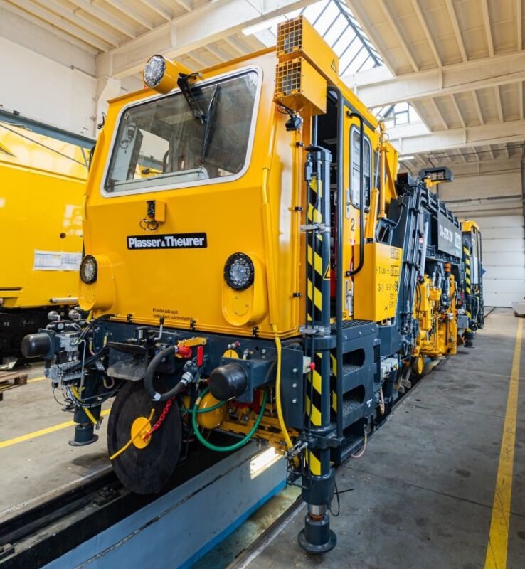 Plasser & Theurer finalizează modernizarea completă a unei mașini 08‑275 ZW pentru Firesta, prelungind durata de viață și crescând fiabilitatea în exploatare