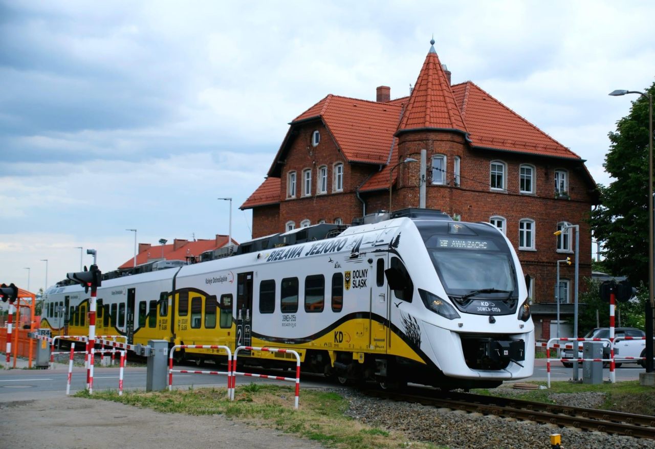 Koleje Dolnośląskie inaugurează noile opriri Bielawa Jezioro și Bielawa Góry Sowie, extinzând accesul feroviar și turistic în regiune