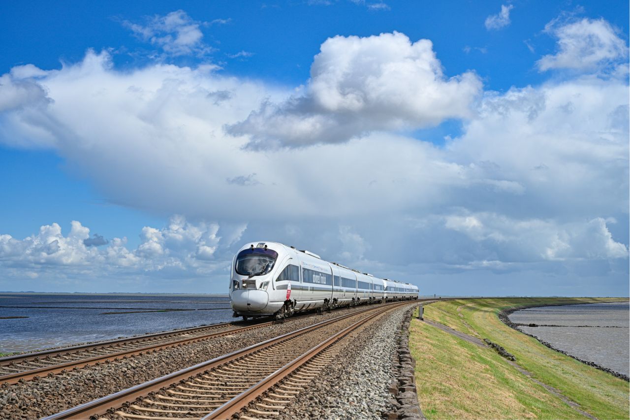 DB Systemtechnik prezintă advanced TrainLab pe ruta Hamburg–Sylt, transformând laboratorul feroviar mobil într‑o platformă de inovație și colaborare