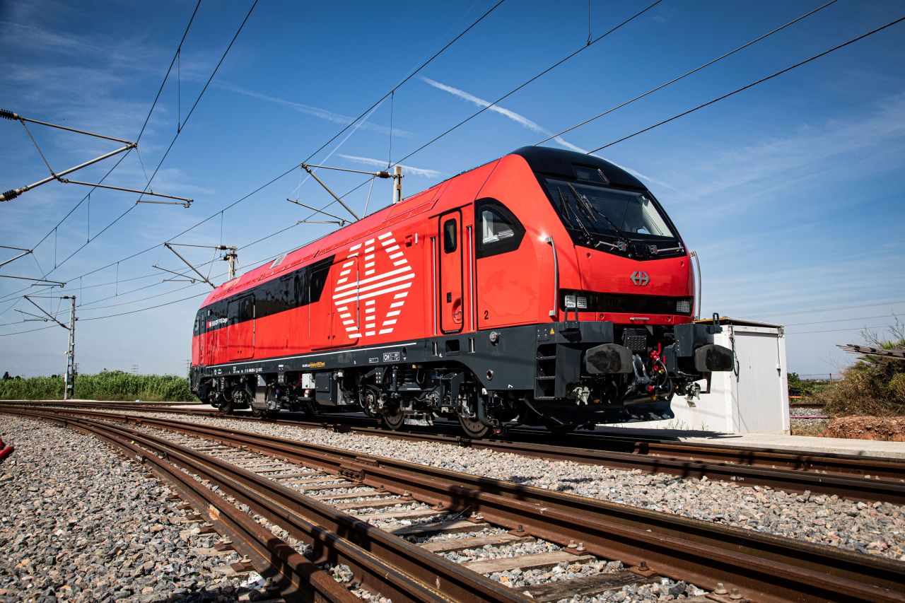 SBB prezintă noua locomotivă EURO DuFour în culoarea roșu clasic, model care va deveni locomotiva standard a transportului feroviar de marfă din Elveția
