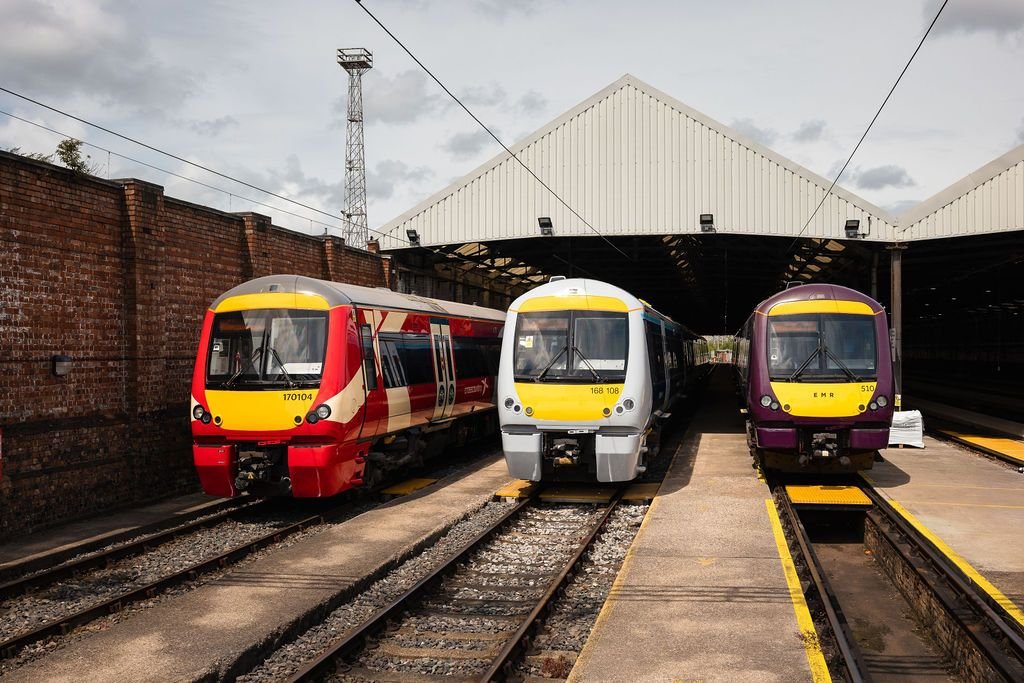 Arriva TrainCare prezintă la Crewe trei vehicule modernizate pentru EMR, CrossCountry și Chiltern, marcând un moment important pentru programele de mentenanță grea din Marea Britanie