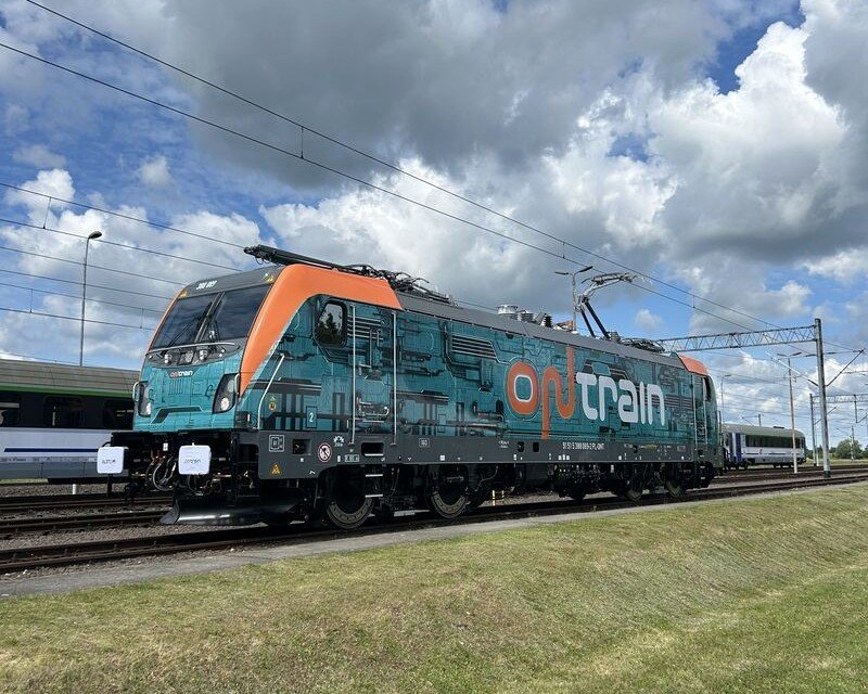 OnTrain își extinde flota de locomotive pentru închiriere, prezentând primul Traxx Universal produs de Alstom pe poligonul de testare Żmigród
