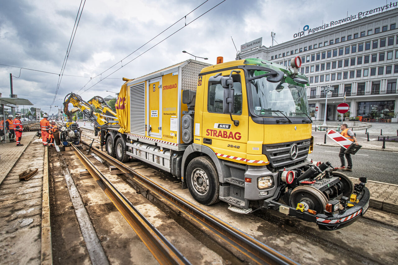Tramwaje Warszawskie introduce sudura flash‑butt în lucrările de mentenanță, înlocuind treptat sudura aluminotermică pe șinele cu canal 60R2