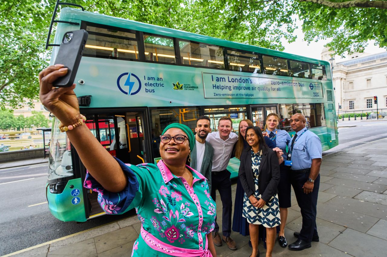 Londra ajunge la 3.000 de autobuze cu emisii zero, devenind cea mai mare flotă electrică din Europa de Vest