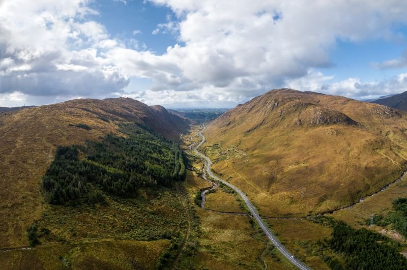 Irlanda avansează proiectul Barnesmore Gap Greenway, o rută de 37,5 km care va conecta comunitățile din Donegal printr-o infrastructură modernă pentru mers și ciclism