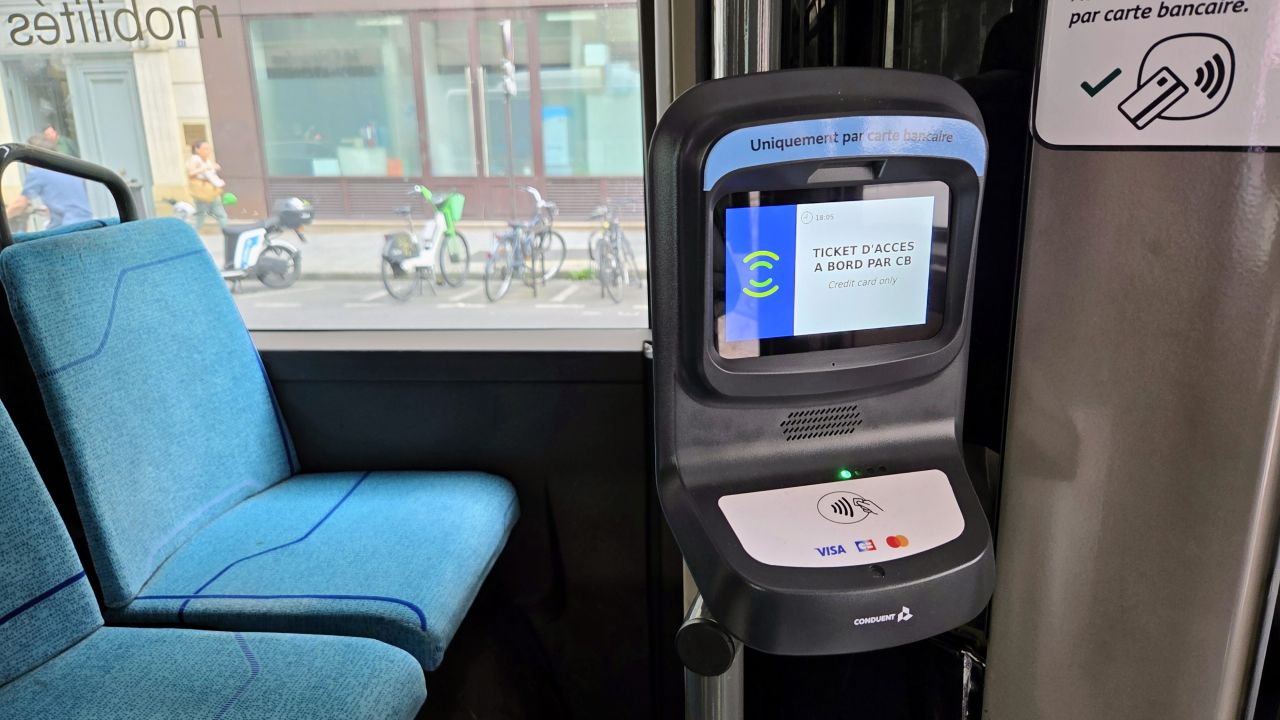 Île‑de‑France Mobilités introduce plata cu cardul bancar pe rețea, cu primele validatoare instalate încă din 2026 și extindere completă până în 2030