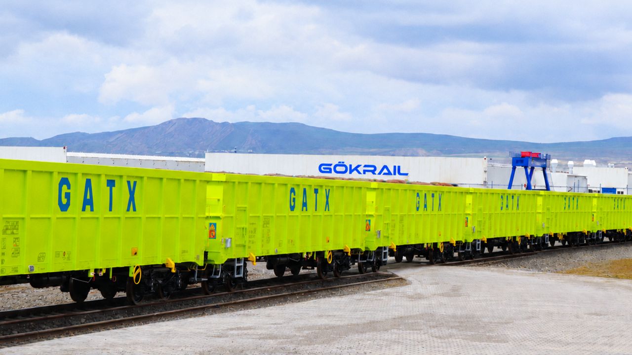 Gök Yapı prezintă vagonul Eanos de 82,5 m³, construit pentru transport greu de vrac și disponibil pentru închiriere în Europa