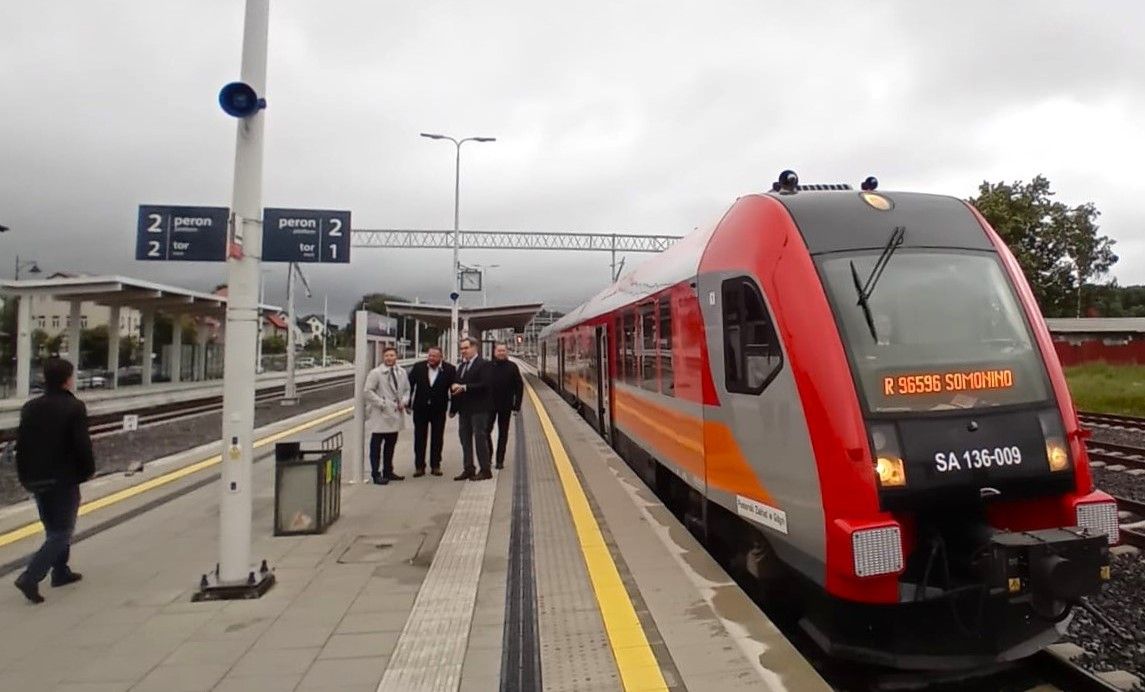 După peste 20 de ani, trenurile de pasageri revin pe ruta Somonino – Kartuzy, odată cu redeschiderea liniei 214 modernizate de PKP Polskie Linie Kolejowe