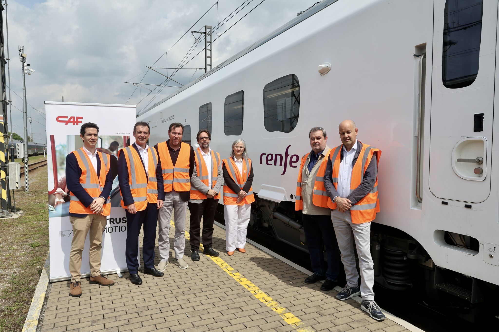 Ministrul Óscar Puente supraveghează în Cehia procesul de certificare pentru cele 70 de trenuri CAF cumpărate de Renfe, o investiție de 520 milioane de euro