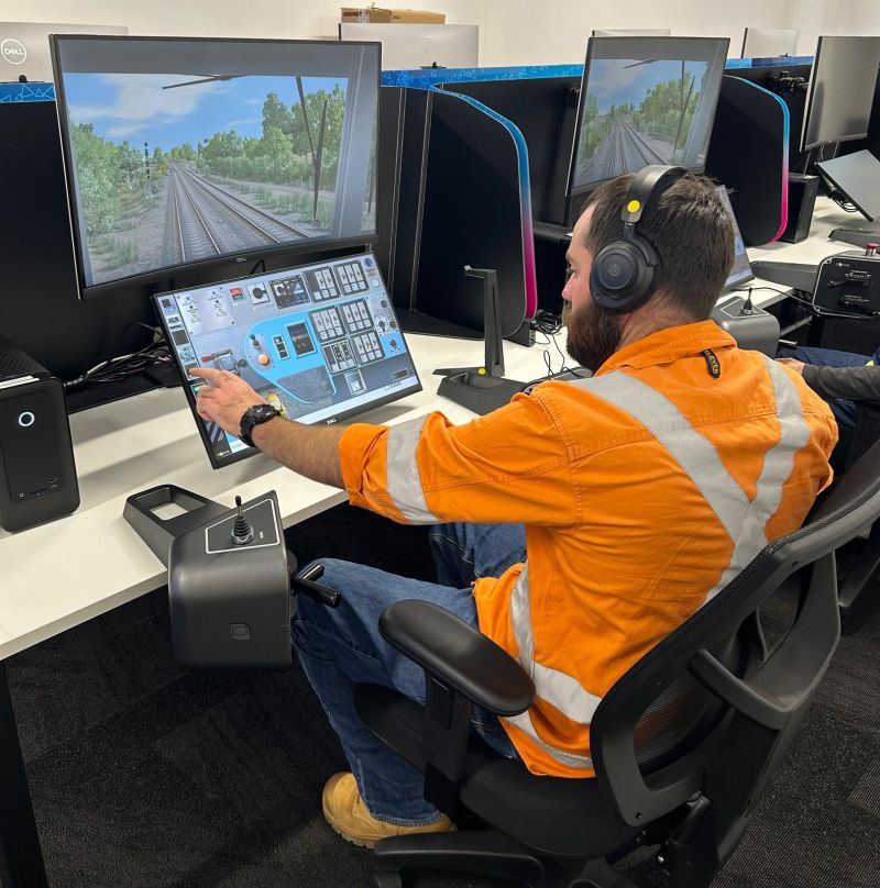 CORYS livrează 16 simulatoare Ultra Light pentru Pacific National în Australia, consolidând formarea mecanicilor pe unele dintre cele mai dificile rute de heavy‑haul din lume