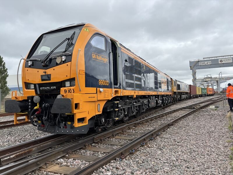 GB Railfreight finalizează cu succes un test operațional al locomotivei hibride Class 99 pe un tren intermodal între London Gateway și Hams Hall