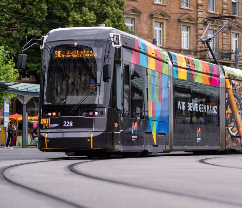 Consiliul Local Mainz aprobă extinderea rețelei de tramvai către Spitalul Universitar și cartierul Heilig‑Kreuz, un pas decisiv pentru viitorul transportului public