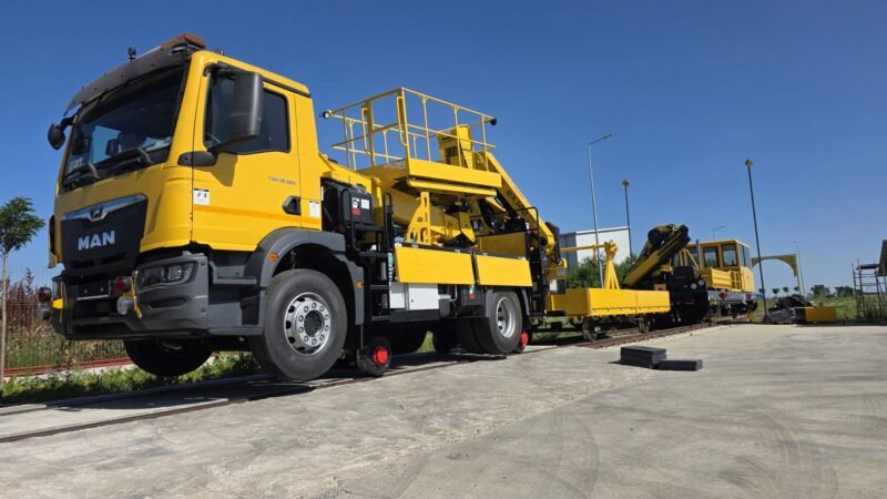 Hiarom prezintă noul autocamion feroviar pentru catenară, echipat cu platformă telescopică și macara Hiab, construit pentru rețeaua de tramvai din Tel Aviv