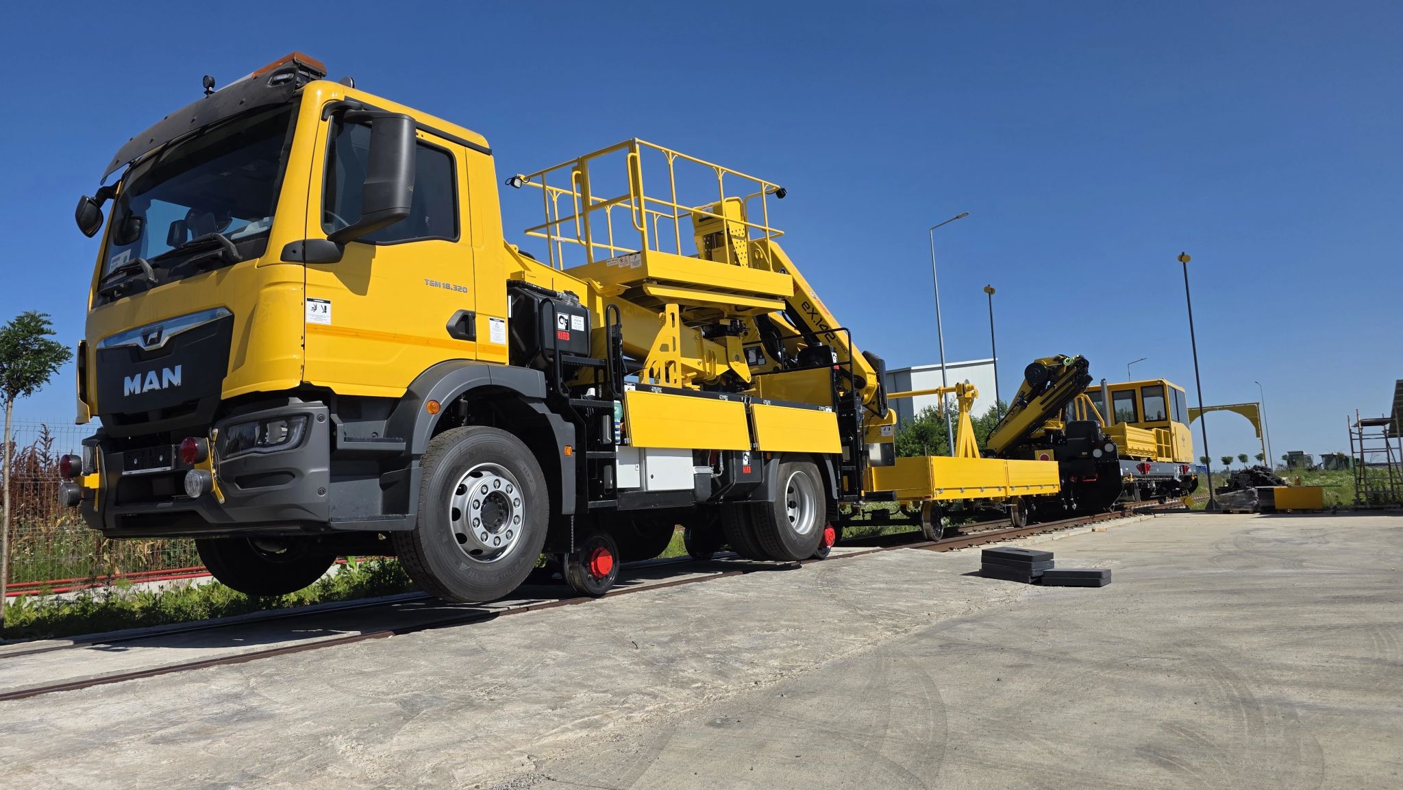 Hiarom prezintă noul autocamion feroviar pentru catenară, echipat cu platformă telescopică și macara Hiab, construit pentru rețeaua de tramvai din Tel Aviv