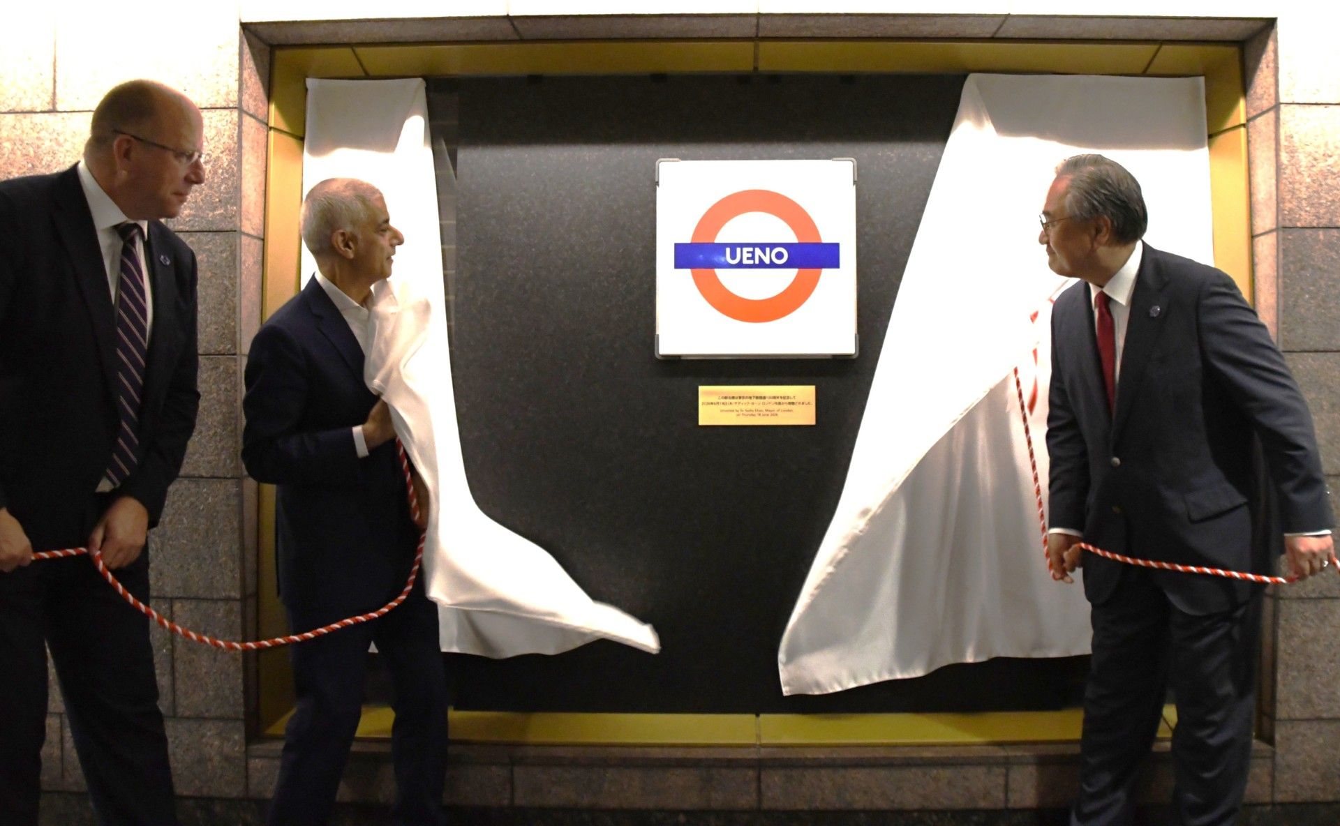 Transport for London și Tokyo Metro marchează un moment istoric: un roundel inspirat de TfL va fi instalat permanent în stația Ueno