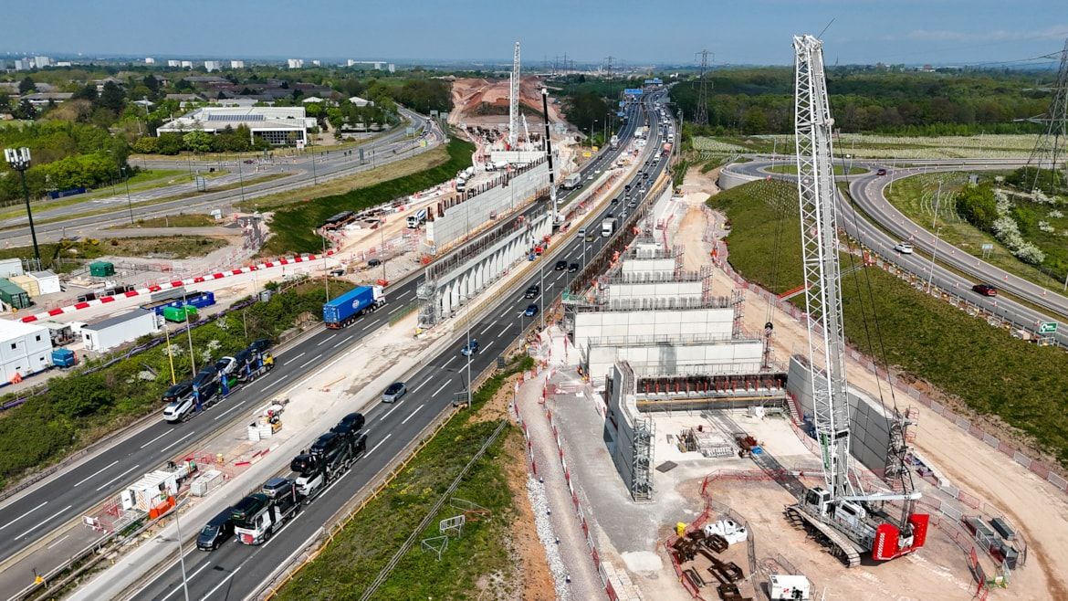 HS2 avansează lucrările la structura „twin box” de 300 de metri de lângă Solihull, unde vor fi montate grinzile acoperișului peste autostrada M42