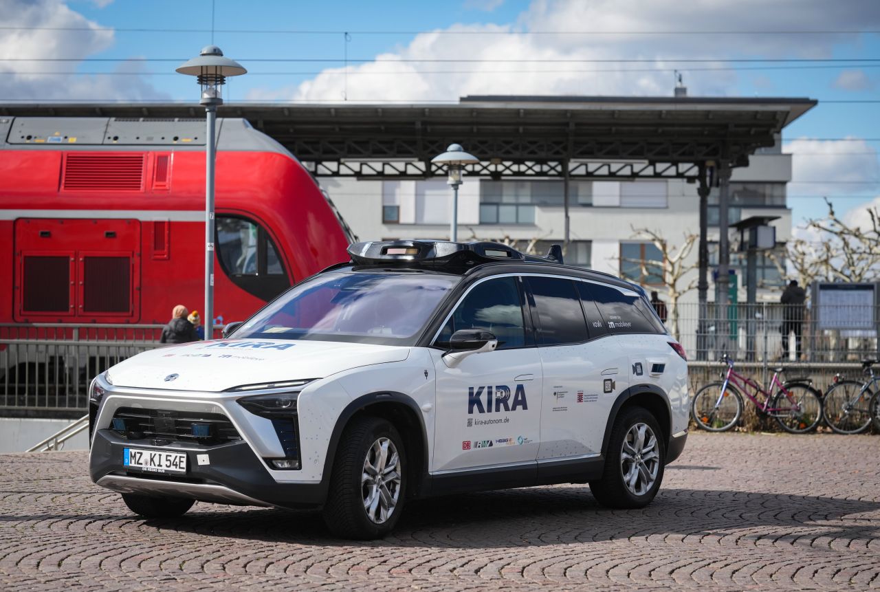 Navetele autonome KIRA din Darmstadt atrag tot mai mulți utilizatori, iar RMV evidențiază potențialul major al tehnologiei în mobilitatea urbană