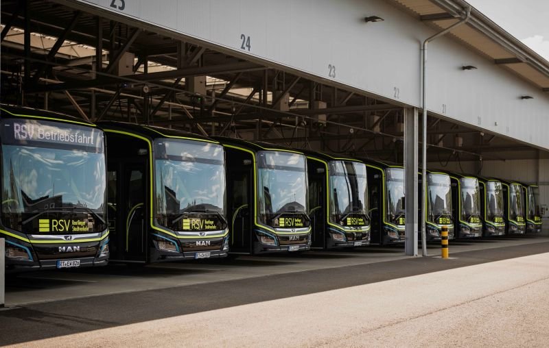 Reutlingen își extinde flota electrică: încă 12 autobuze articulate MAN Lion’s City 18 CE intră în exploatare, ducând totalul la 26 de vehicule zero‑emisii