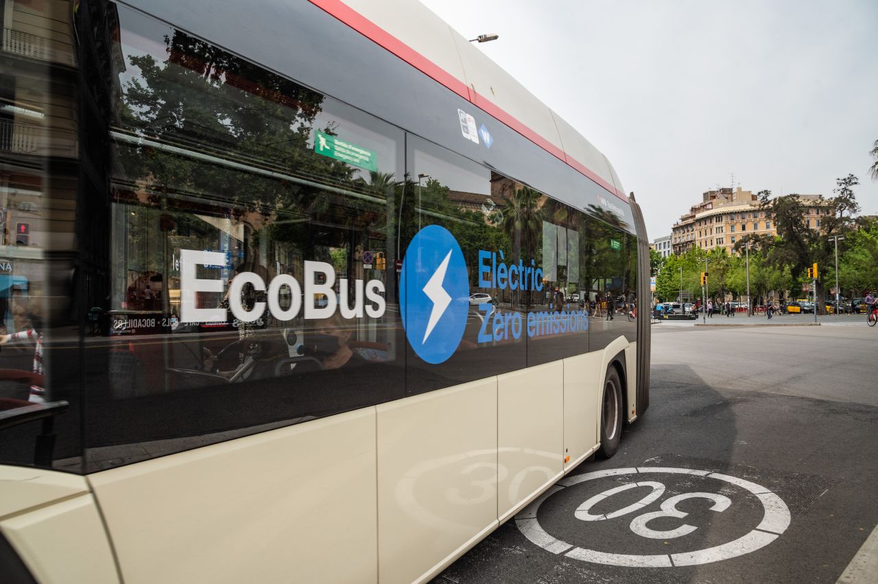 Barcelona lansează pe 8 iulie coridorul electric H12, primul demo eBRT2030 într‑unul dintre cele mai solicitante medii urbane din Europa